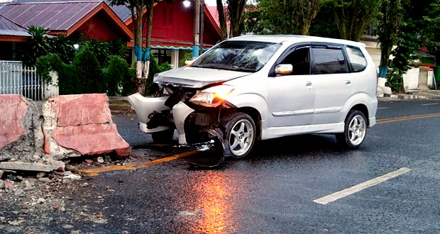 Diduga-Sopir-Mengantuk,-Mobil-Tabrak-Pembatas-Jalan-min
