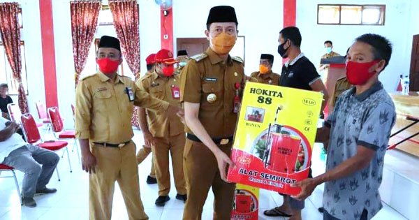 Kelompok-Tani-di-Bolsel-Terima-Bantuan-Bibit-dan-Alat-Pertanian-dari-Pemda