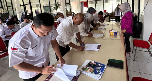 2-Disdikbud-Bolsel-Awali-Tahun-2025-dengan-Penandatanganan-Pakta-Integritas-dan-Penguatan-Kinerja