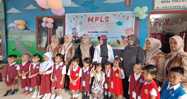 Dikbud-Bolsel-Dampingi-MPLS-PAUD-di-TK-Cendana,-Bunda-PAUD-Serahkan-Perlengkapan-Edukasi